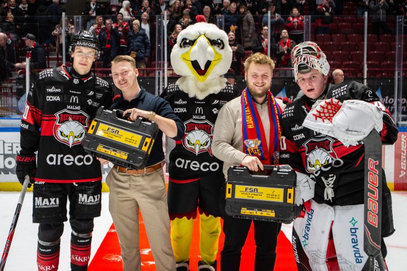 FSA som matchvärd hos Malmö Redhawks tillsammans med spelare och maskot